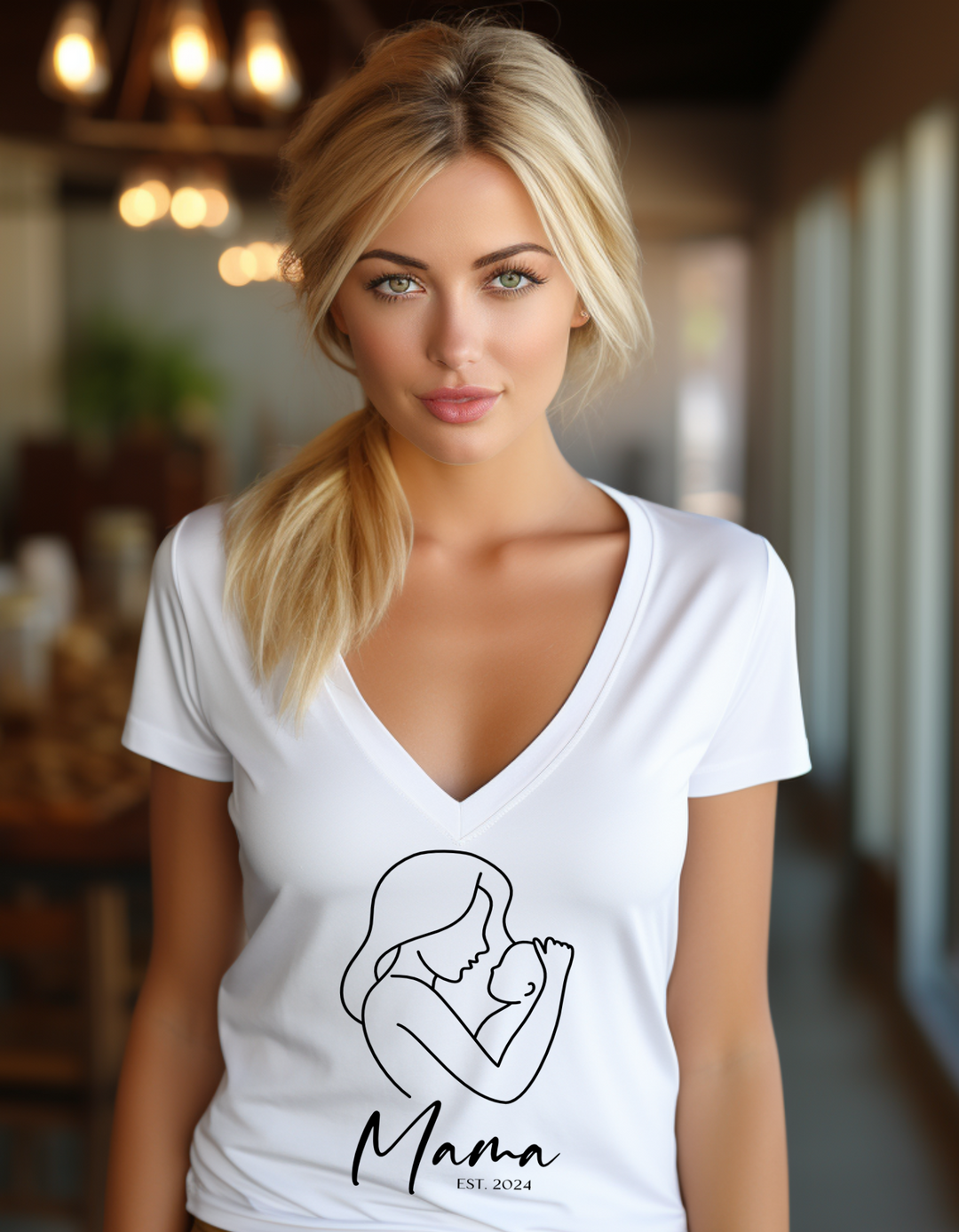 T-Shirt V-Ausschnitt - Mama EST 2024